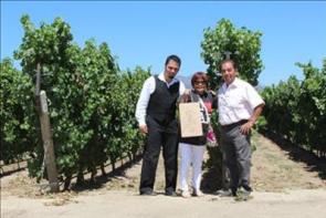 Tour Guild /  Edna Kerr and driver at vinery grapes