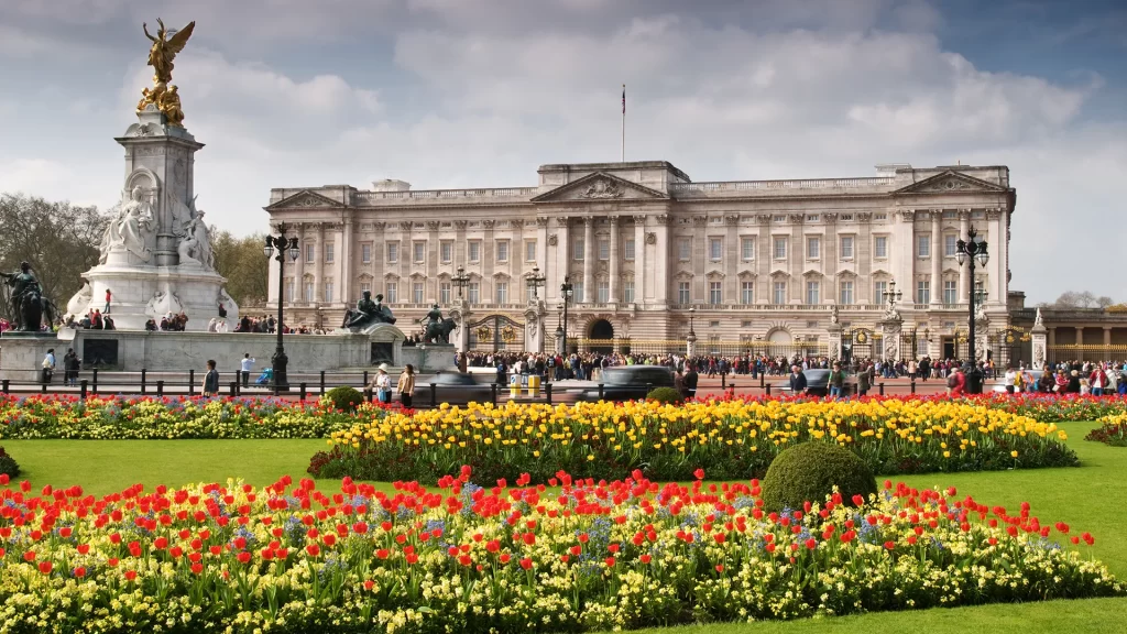 Buckingham-Palace-Queen-Victoria-Memorial-London-statue